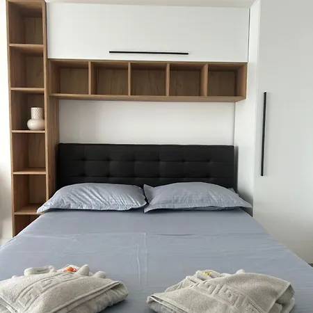 Elegant Studio With City Views - Prime Location - 02-2